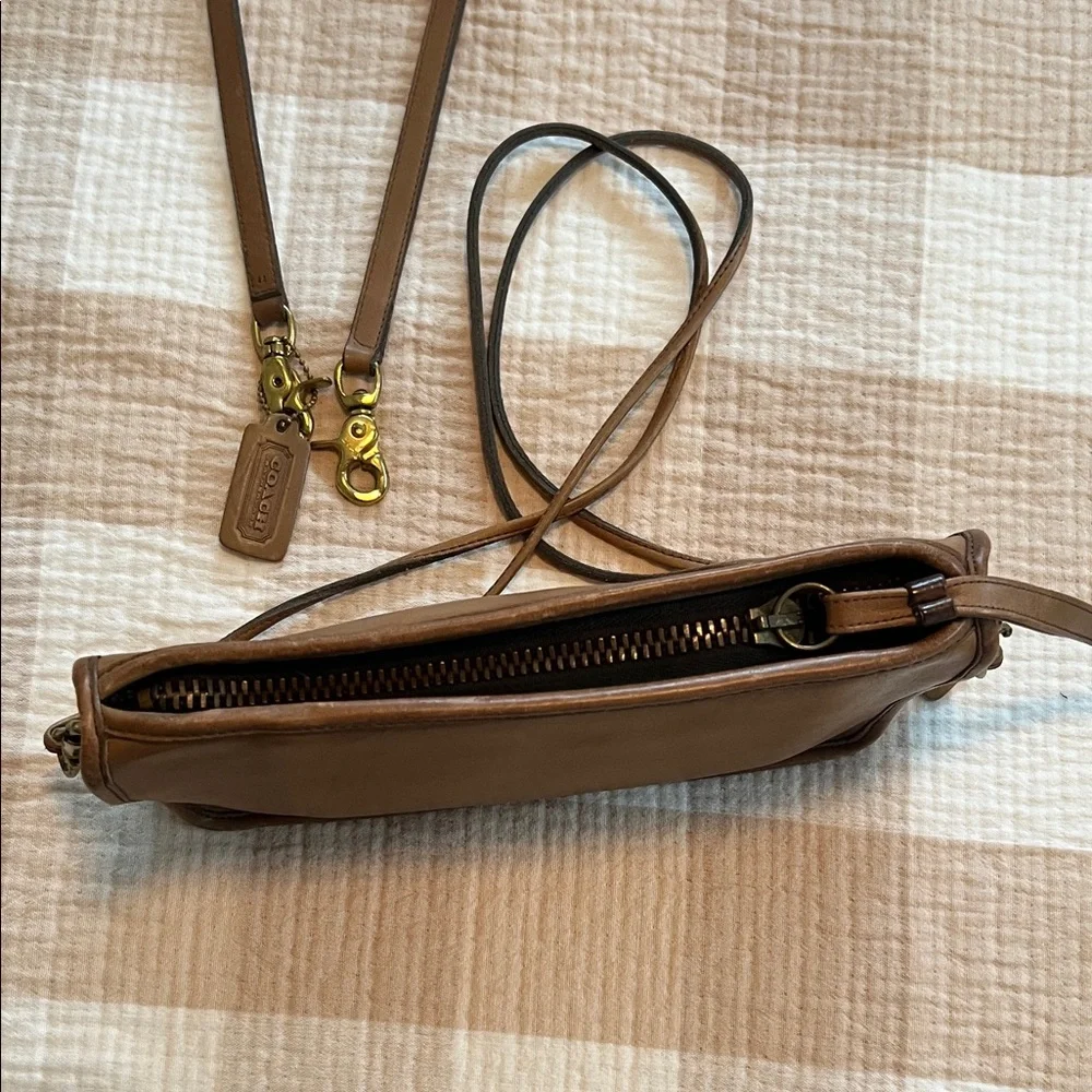 Vintage Coach Tan Leather Crossbody Bag with Gold Hardware - Picture 6 of 10